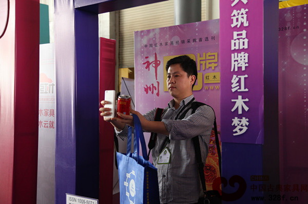 參展者拿起手機(jī)自拍,當(dāng)起《品牌紅木》的主角 參展者拿起手機(jī)自拍,當(dāng)起《品牌紅木》的主角