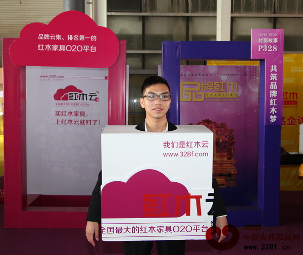 工作人員為宣傳紅木云整裝待發(fā) 工作人員為宣傳紅木云整裝待發(fā)