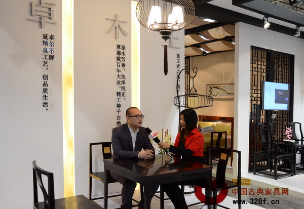 卓木王紅木總經(jīng)理杜長江在東莞名家具展上接受《品牌紅木》雜志記者采訪 卓木王紅木總經(jīng)理杜長江在東莞名家具展上接受《品牌紅木》雜志記者采訪