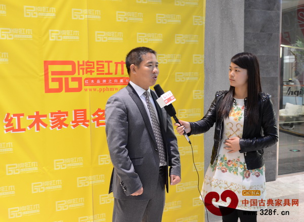 老周紅木董事長周仲堅在名家具展上接受《品牌紅木》雜志記者采訪 老周紅木董事長周仲堅在名家具展上接受《品牌紅木》雜志記者采訪