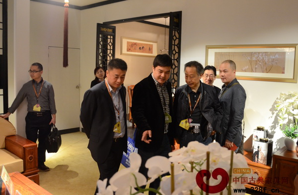 樣樣紅紅木董事長(zhǎng)吳英貴向東陽(yáng)市市長(zhǎng)一行介紹樣樣紅紅木新古典家具 樣樣紅紅木董事長(zhǎng)吳英貴向東陽(yáng)市市長(zhǎng)一行介紹樣樣紅紅木新古典家具