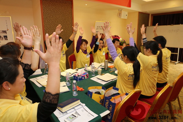 瀚晟堂紅木特訓班學員在培訓課上十分認真投入，積極參與互動環(huán)節(jié) 