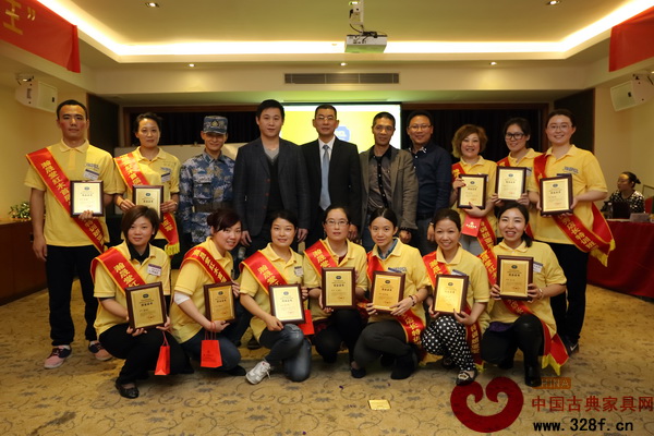 瀚晟堂紅木特訓班冠軍團隊與公司領導合影留念 