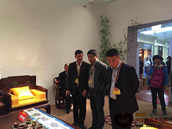 東陽市市委副書記、東陽市市長朱建軍（右一），東陽市副市長陳軍（左一）走訪大清御品位于東莞名家具展的展廳