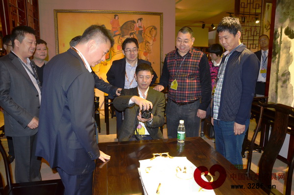 東陽市市長朱建軍（左二）一行認(rèn)真觀察九龍?zhí)米瞎馓串a(chǎn)品 