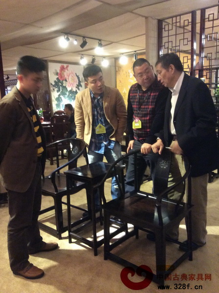 原故宮博物院文?？萍疾恐魅尾莒o樓（右一）老師參觀九龍?zhí)米瞎馓醋髌?，并給予了高度評價