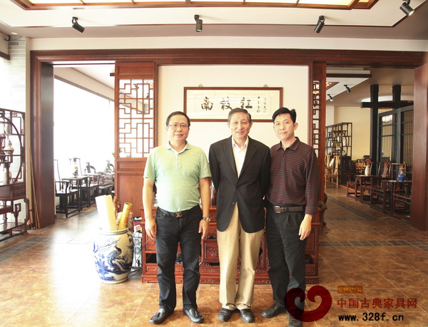 曹靜樓老師（中）與南枝紅紅木董事長(zhǎng)余武生（左）、策劃總監(jiān)胡葳（右）合影