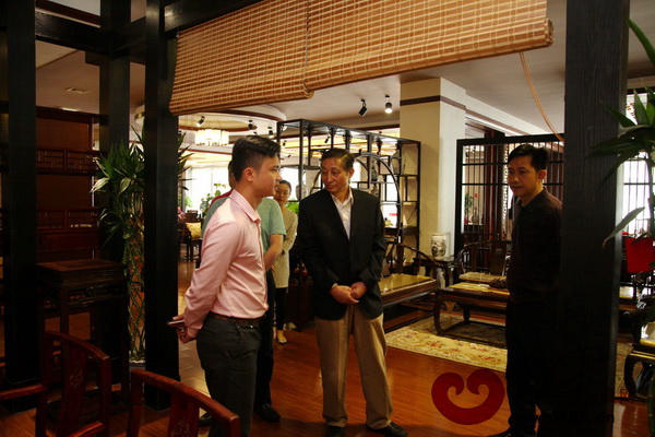 曹靜樓老師參觀南枝紅紅木展廳