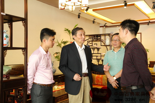 曹靜樓老師點(diǎn)評(píng)南枝紅紅木家具產(chǎn)品材佳藝精，頗具特色