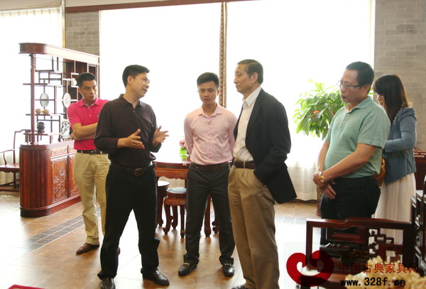 策劃總監(jiān)胡葳介紹南枝紅紅木企業(yè)概況