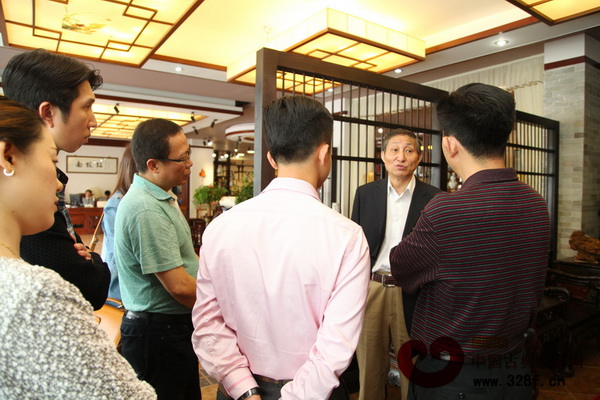 大家認(rèn)真聽(tīng)取曹靜樓老師的意見(jiàn)與建議