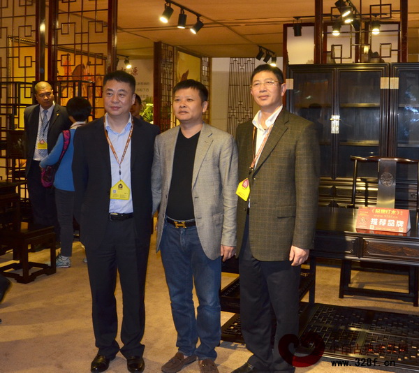東陽市市委副書記、市長朱建軍(左一),東陽市副市長陳軍(右一)與東清閣董事長吳新軍合影 東陽市市委副書記、市長朱建軍(左一),東陽市副市長陳軍(右一)與東清閣董事長吳新軍合影