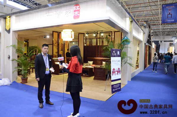 東清閣營銷總監(jiān)陳亞盛正在接受《品牌紅木》雜志記者采訪 東清閣營銷總監(jiān)陳亞盛正在接受《品牌紅木》雜志記者采訪