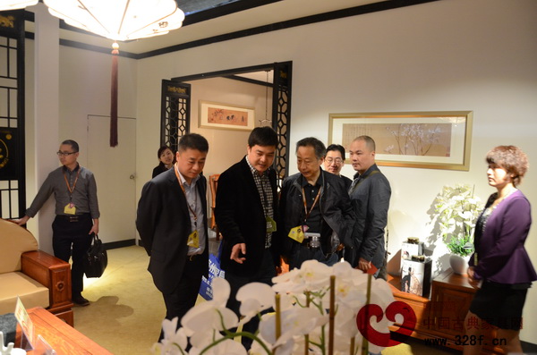 東陽市市長朱建軍（圖左三）一行參觀樣樣紅紅木展館 