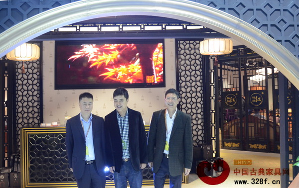 樣樣紅董事長吳英貴（圖中）與東陽市市長朱建軍（圖左）、副市長陳軍（圖右）合影