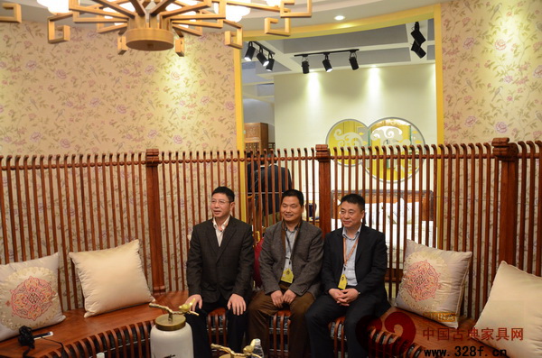 東陽市市長朱建軍(圖右)、副市長陳軍(圖左)體驗(yàn)長信世家形象產(chǎn)品 東陽市市長朱建軍(圖右)、副市長陳軍(圖左)體驗(yàn)長信世家形象產(chǎn)品