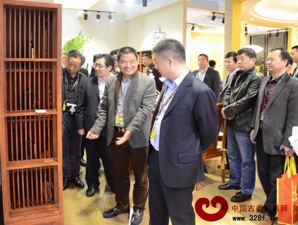 中信紅木董事長李忠信向東陽市市長一行介紹參展產(chǎn)品 中信紅木董事長李忠信向東陽市市長一行介紹參展產(chǎn)品