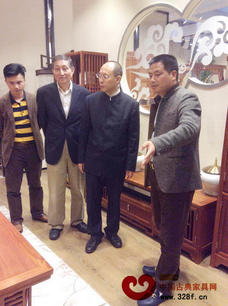 原故宮博物院文??萍疾恐魅巍⒐诺浼t木家具專家曹靜樓(圖左二),中國家具協(xié)會副理事長陳寶光(圖右二),中國古典家具網(wǎng)、《品牌紅木》雜志CEO林偉華(圖左一)來中信紅木展館參觀 原故宮博物院文??萍疾恐魅?、古典紅木家具專家曹靜樓(圖左二),中國家具協(xié)會副理事長陳寶光(圖右二),中國古典家具網(wǎng)、《品牌紅木》雜志CEO林偉華(圖左一)來中信紅木展館參觀