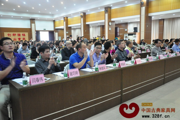 會(huì)堂現(xiàn)場(chǎng)座無(wú)虛席 會(huì)堂現(xiàn)場(chǎng)座無(wú)虛席