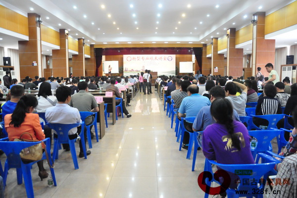 新型專(zhuān)業(yè)鎮(zhèn)大講堂在大涌鎮(zhèn)政府大會(huì)堂隆重舉行 新型專(zhuān)業(yè)鎮(zhèn)大講堂在大涌鎮(zhèn)政府大會(huì)堂隆重舉行