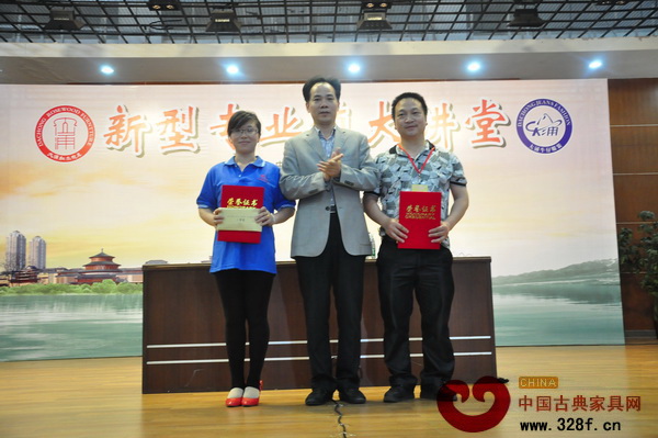 中山市大涌鎮(zhèn)黨委書(shū)記黃紅全為二等獎(jiǎng)獲得者頒獎(jiǎng) 中山市大涌鎮(zhèn)黨委書(shū)記黃紅全為二等獎(jiǎng)獲得者頒獎(jiǎng)