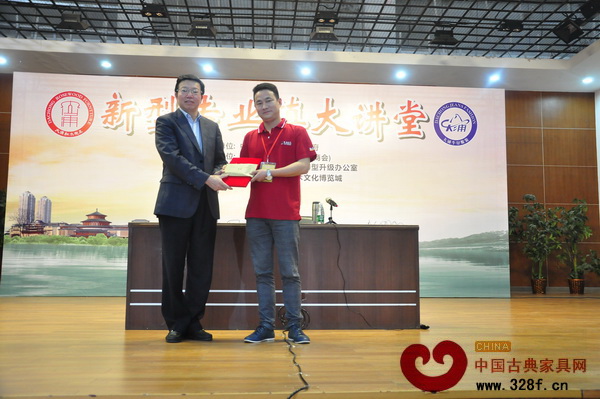 中山市委常委、常務(wù)副市長(zhǎng)謝中凡為一等獎(jiǎng)獲得者頒獎(jiǎng) 中山市委常委、常務(wù)副市長(zhǎng)謝中凡為一等獎(jiǎng)獲得者頒獎(jiǎng)