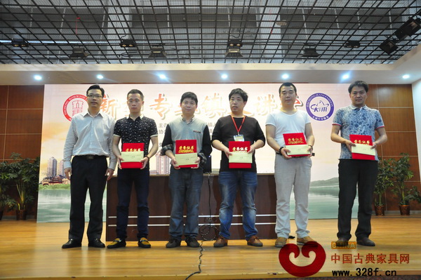 中山市大涌鎮(zhèn)鎮(zhèn)長(zhǎng)文衛(wèi)戈為三等獎(jiǎng)獲得者頒獎(jiǎng) 中山市大涌鎮(zhèn)鎮(zhèn)長(zhǎng)文衛(wèi)戈為三等獎(jiǎng)獲得者頒獎(jiǎng)