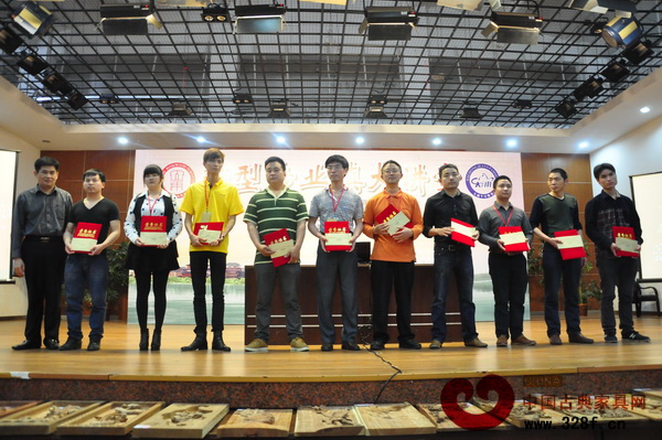 中山市大涌鎮(zhèn)黨委委員謝巧明為部分優(yōu)勝獎(jiǎng)獲得者頒獎(jiǎng) 中山市大涌鎮(zhèn)黨委委員謝巧明為部分優(yōu)勝獎(jiǎng)獲得者頒獎(jiǎng)