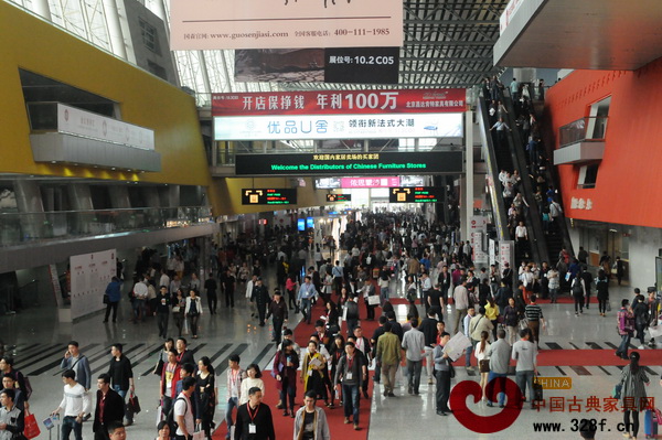 第35屆廣州家具展3月18日開幕,吸引了眾多海內(nèi)外買家到來 第35屆廣州家具展3月18日開幕,吸引了眾多海內(nèi)外買家到來