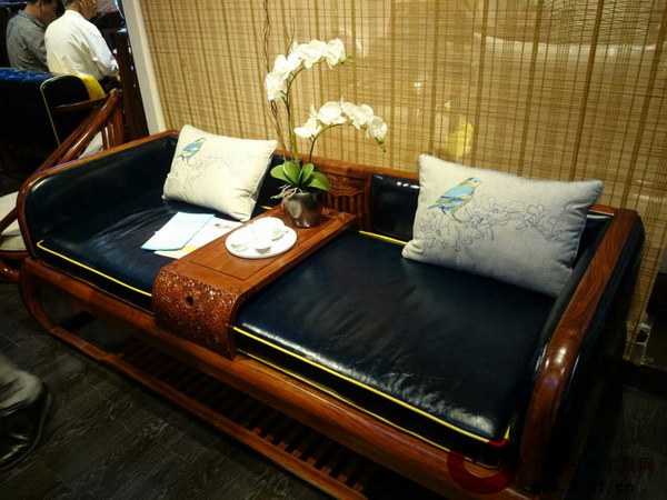深圳展上的原創(chuàng)設(shè)計(jì)中式家具 深圳展上的原創(chuàng)設(shè)計(jì)中式家具