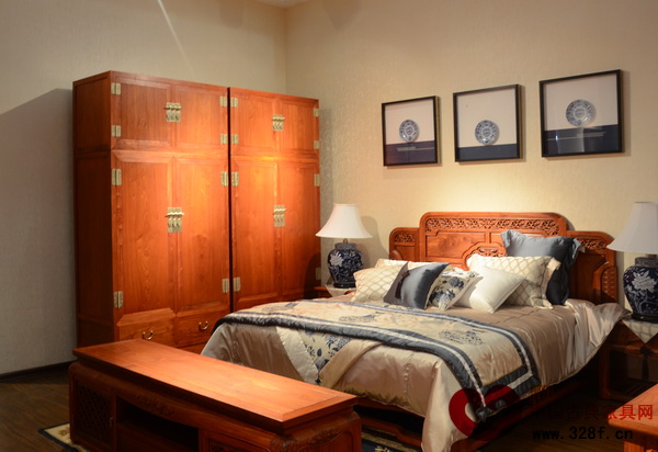 紫光閣紅木展廳內(nèi)展示的精美家具