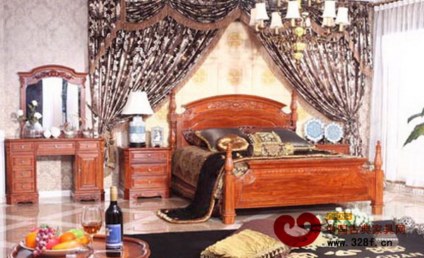周家公館展示的歐式紅木家具——“英倫世爵”床 周家公館展示的歐式紅木家具——“英倫世爵”床