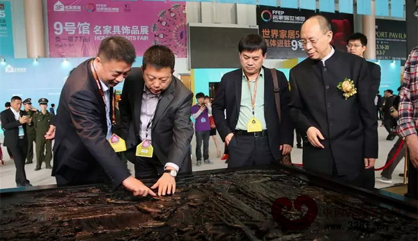 明堂紅木總經(jīng)理張向榮(圖左二)向東陽市市長(zhǎng)朱建軍(圖左一)、中國(guó)家具協(xié)會(huì)副理事長(zhǎng)陳寶光(圖右一)介紹明堂紅木作品《和天下寶座沙發(fā)》 明堂紅木總經(jīng)理張向榮(圖左二)向東陽市市長(zhǎng)朱建軍(圖左一)、中國(guó)家具協(xié)會(huì)副理事長(zhǎng)陳寶光(圖右一)介紹明堂紅木作品《和天下寶座沙發(fā)》