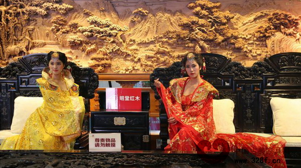 古典美女與家具展示相結(jié)合 古典美女與家具展示相結(jié)合