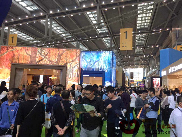 深圳家具展展館內(nèi)擠滿(mǎn)了參展者 深圳家具展展館內(nèi)擠滿(mǎn)了參展者