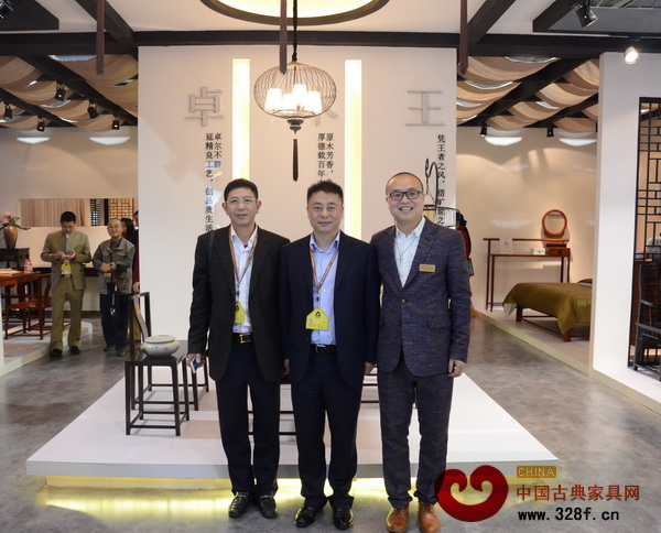 卓木王紅木總經(jīng)理杜長江與東陽市市長朱建軍（圖中）、副市長（圖左）在卓木王紅木展館合影