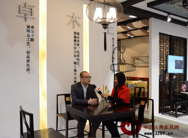 卓木王紅木總經(jīng)理杜長江在東莞名家具展上接受《品牌紅木》記者采訪