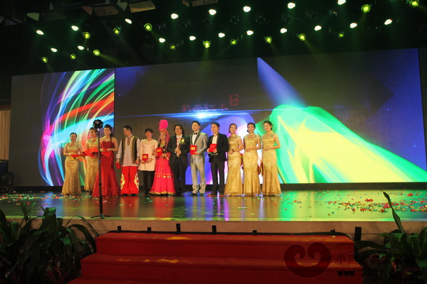 戴為紅木總裁戴愛國(guó)（右六）為征文比賽獲獎(jiǎng)?wù)哳C獎(jiǎng)