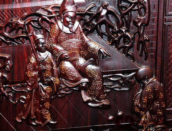 紅寶軒紅木展出的大葉紫檀鑲千足金紅木家具,細節(jié)十分到位 紅寶軒紅木展出的大葉紫檀鑲千足金紅木家具,細節(jié)十分到位