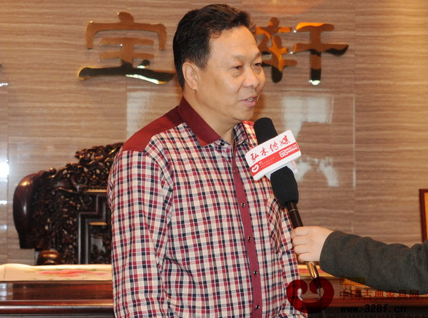 紅寶軒紅木總經(jīng)理曹兆庭接受弘木傳媒采訪 紅寶軒紅木總經(jīng)理曹兆庭接受弘木傳媒采訪