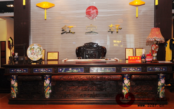 在展館中,最引人注目的大型景泰藍家具——景泰盛世總裁大班臺 在展館中,最引人注目的大型景泰藍家具——景泰盛世總裁大班臺