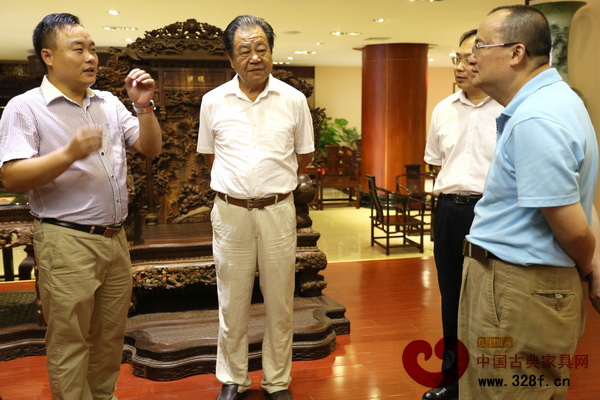 地天泰紅木總經(jīng)理許貴祿(左一)帶領(lǐng)中國著名經(jīng)濟學(xué)家、品牌專家艾豐艾豐(左二)等參觀地天泰 地天泰紅木總經(jīng)理許貴祿(左一)帶領(lǐng)中國著名經(jīng)濟學(xué)家、品牌專家艾豐艾豐(左二)等參觀地天泰