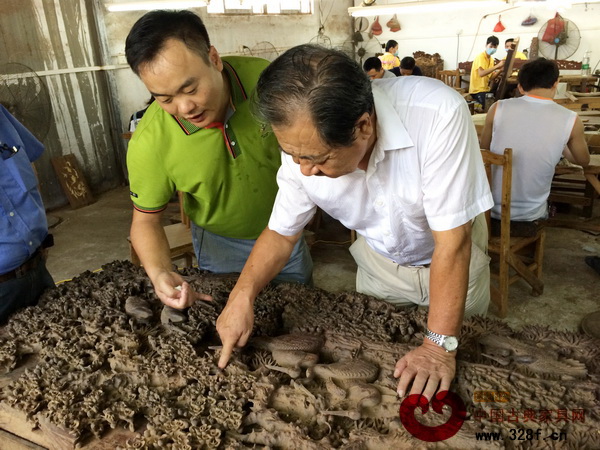 中國著名經(jīng)濟學(xué)家、品牌專家艾豐(右)參觀地天泰工廠 中國著名經(jīng)濟學(xué)家、品牌專家艾豐(右)參觀地天泰工廠