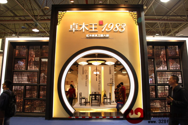 本屆東莞名家具展上,展廳的布置都別出心裁(圖為卓木王紅木展廳) 本屆東莞名家具展上,展廳的布置都別出心裁(圖為卓木王紅木展廳)