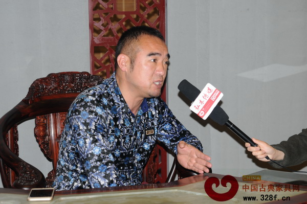 風(fēng)雷益紅木董事長吳圣全接受弘木傳媒記者采訪 風(fēng)雷益紅木董事長吳圣全接受弘木傳媒記者采訪