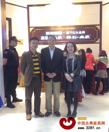 原故宮博物院文保科技部主任、紅木家具著名專家曹靜樓（中），中國古典家具網(wǎng)、《品牌紅木》雜志CEO林偉華（左）蒞臨祥利集團展館參觀