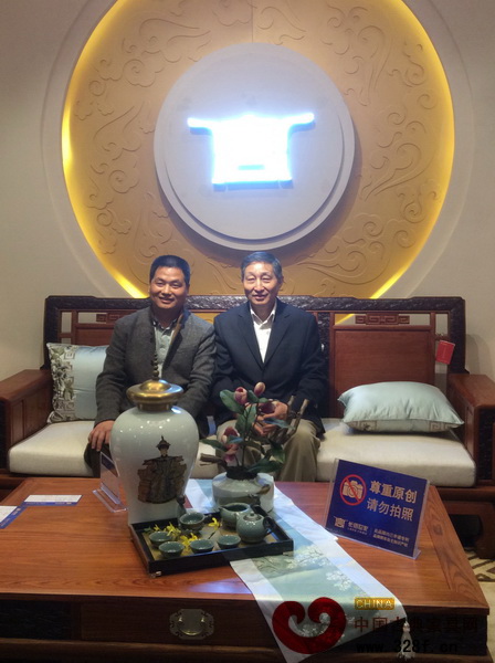 曹靜樓老師蒞臨中信紅木進行參觀指導,并與中信紅木董事長李忠信進行了交流 曹靜樓老師蒞臨中信紅木進行參觀指導,并與中信紅木董事長李忠信進行了交流