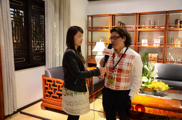 戴為紅木總裁戴愛國(右)接受《品牌紅木》雜志的采訪 戴為紅木總裁戴愛國(右)接受《品牌紅木》雜志的采訪