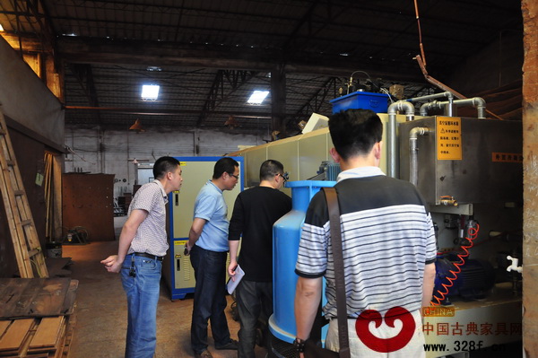 南枝紅紅木工作人員在對該設(shè)備進行調(diào)試 南枝紅紅木工作人員在對該設(shè)備進行調(diào)試