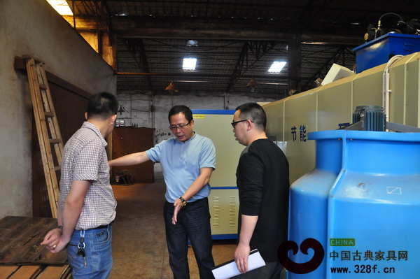 南枝紅紅木董事長余武生在對該設(shè)備的使用進行安排 南枝紅紅木董事長余武生在對該設(shè)備的使用進行安排